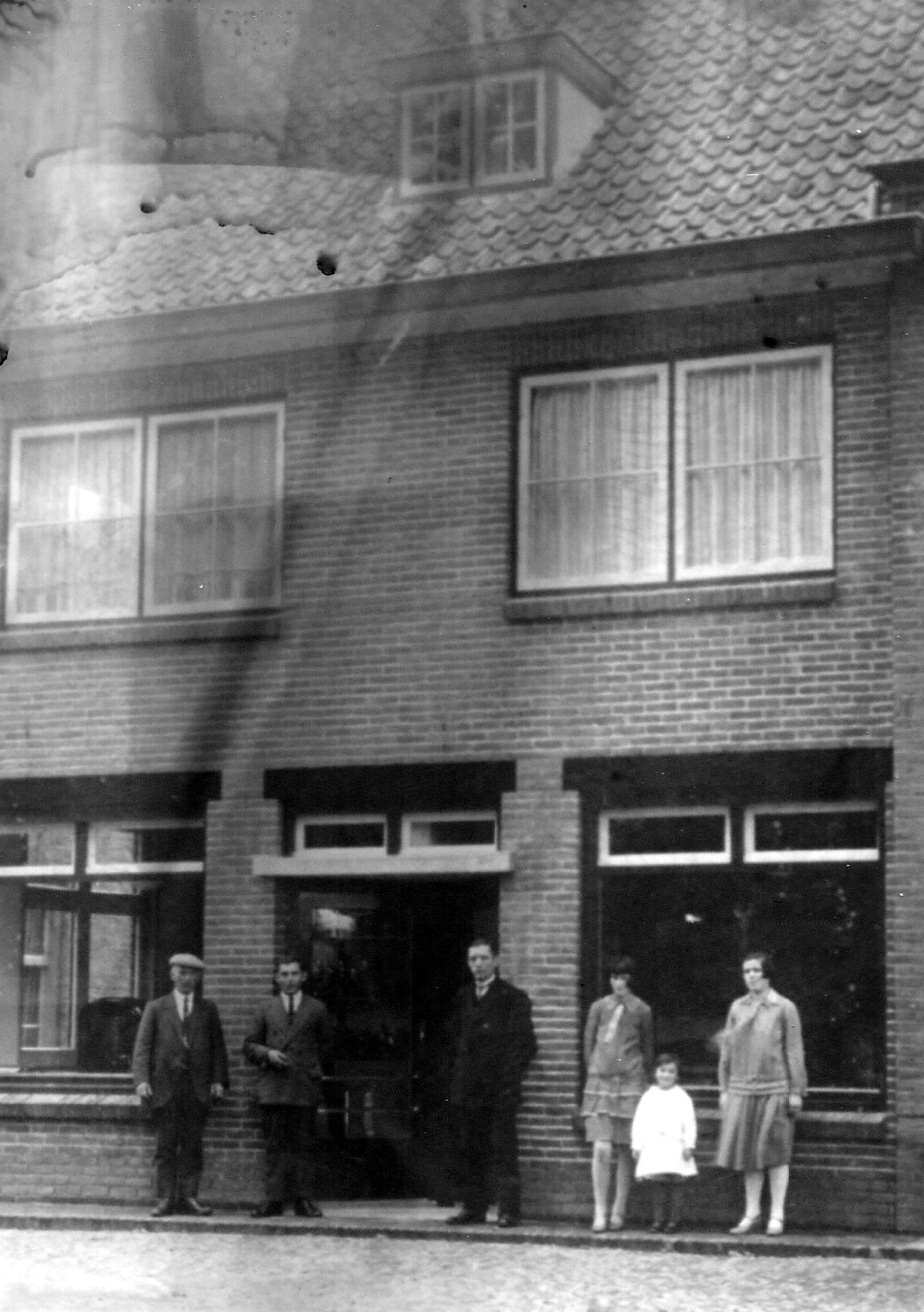 ca1930 voor de winkels van Toon en Guust van Buuren