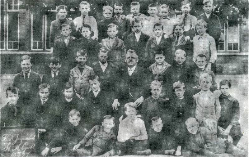 1927 14 mei, zesde klas van de RK Michaël Jongensschool Sint-MichielsGestel